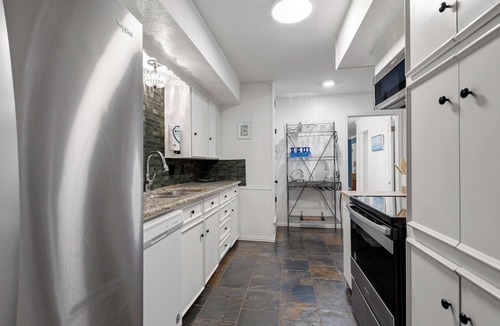 Glencoe Apartment | Spacious 2 Bed Lower Greenville Getaway (Left Side)