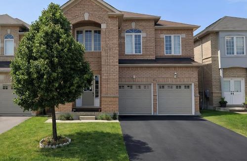Brampton House | Spacious 2-Bed Suite with Private Bath, Mini Fridge, TV & Walk-In Closet in Brampton Shared Home - 4 Baths, Full Kitchen, WiFi, Laundry & Deck - Near GO Station, Great for Groups!