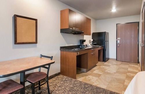La Vista Hotel | Spacious 2 Queen Beds, Recliner & Kitchen – Perfect Stay for Families Gateways