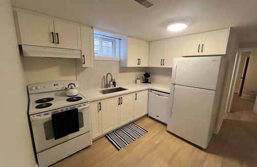 The Queensway Apartment | Spacious 2BR Toronto Suite/Parking+Laundry/Extended Stays/Near GO+ Downtown