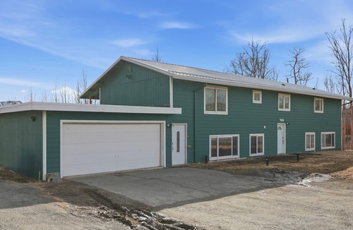 Gateway Apartment | Spacious 3-bd 2 ba in Palmer w/Large garage in Prime Location & Scenic views