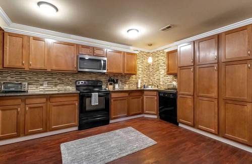 Amherst Apartment | Spacious 3 bed/3 bath apartment near airport/UB