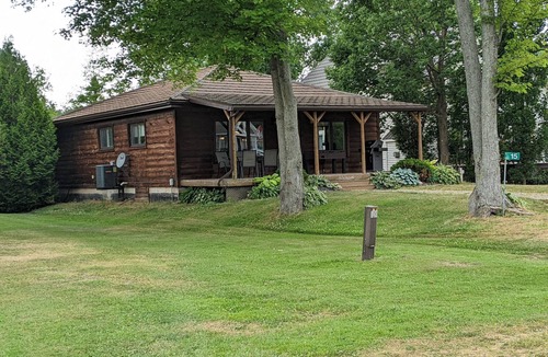 Turkey Point Cottage | Spacious 3 Bedroom Cabin by the lake