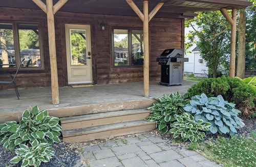 Turkey Point Cottage | Spacious 3 Bedroom Cabin by the lake