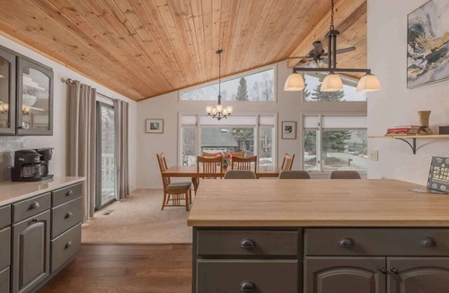 Turnagain House | Spacious 3 Bedroom Home - Sleeps 12