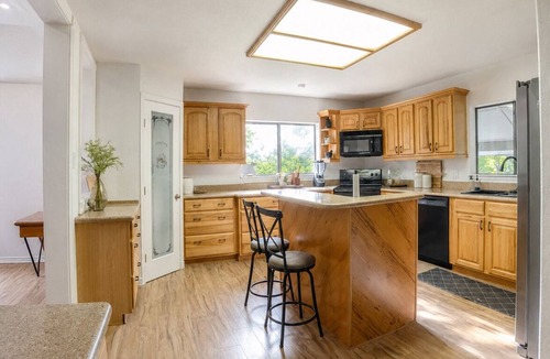 Del Valle House | Spacious 3 full baths 10 beds 3-story house with private backyard in Del Valle