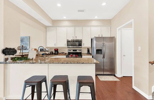 Pottsboro House | Spacious 3-Story, 4-bedroom, Split-Level Waterfront Townhome