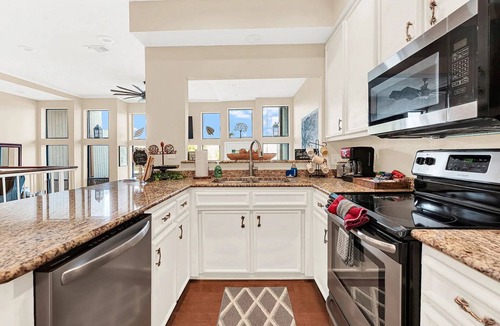 Pottsboro House | Spacious 3-Story, 4-bedroom, Split-Level Waterfront Townhome
