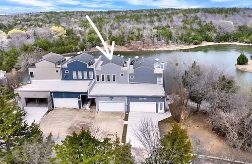 Pottsboro House | Spacious 3-Story, 4-bedroom, Split-Level Waterfront Townhome