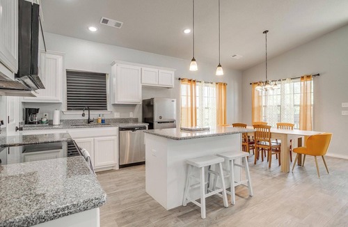 Dennis House | Spacious 3BR, 2BA – Cozy Stay for Job Travelers