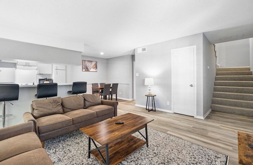 North University Apartment | Spacious 3BR/2BA next to UT 6978