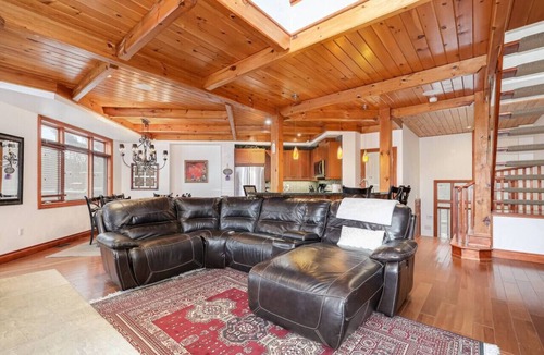 Craigleith House | Spacious 3BR Home w/Hot Tub, Parking & Pool Access