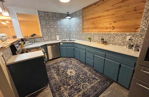 Temple House | Spacious 3BR Home Sleeps 12 + Optional Studio Apartment for 14 Guests Ping Pong!