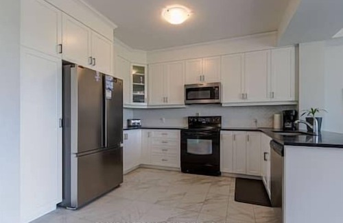 Binbrook House | Spacious 3BR | Sleeps 10 | Free Parking & Wi-Fi