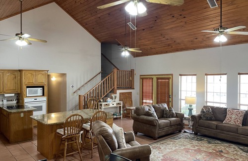 Marathon House | Spacious 3BR Stay Shared Pool - Perfect for families.