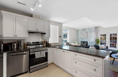 Lawrence Park South Hotel | Spacious 3BR3BA Retreat with Outdoor Space Sleeps 10, Steps from Subway