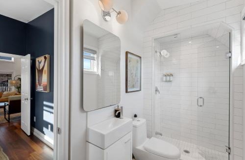 Lawrence Park South Hotel | Spacious 3BR3BA Retreat with Outdoor Space Sleeps 10, Steps from Subway