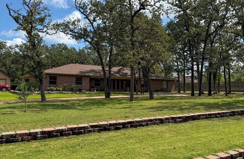 College Station House | Spacious 4-bedroom house on wooded acre lot near campus