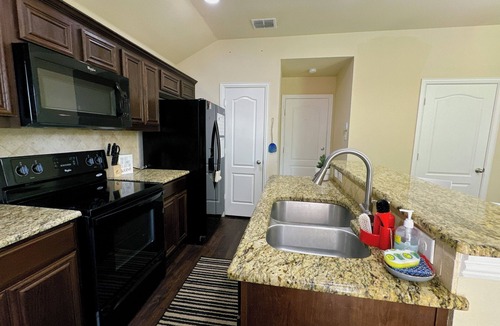 Southwest Arlington House | Spacious 4-bedroom house in charming Arlington with AC, WiFi