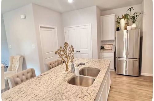 Magnolia House | Spacious 4-bedroom house in tranquil/Woodlands & Magnolia Area with AC