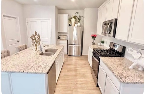 Magnolia House | Spacious 4-bedroom house in tranquil/Woodlands & Magnolia Area with AC