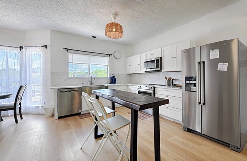 Irving House | Spacious 4-bedroom house in peaceful Irving with WiFi, AC, Keyak fun