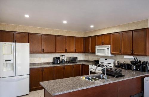 Orangeville House | Spacious 4-Bedroom Orangeville Home with Free Parking, Laundry & Private Deck - 10 Min Walk to Headwaters Hospital, 5 Mins to Mount Alverno - Ideal for Medical & Large Group Stays!
