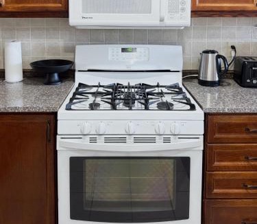 Orangeville House | Spacious 4-Bedroom Orangeville Home with Free Parking, Laundry & Private Deck - 10 Min Walk to Headwaters Hospital, 5 Mins to Mount Alverno - Ideal for Medical & Large Group Stays!