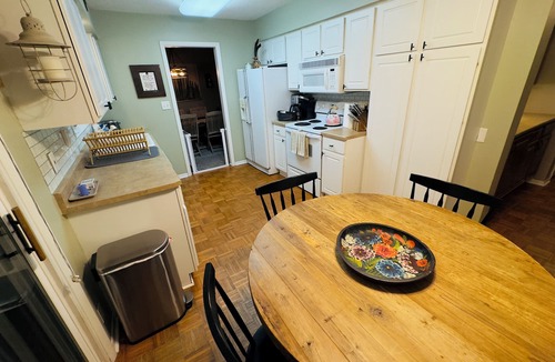 Cedar Rapids House | Spacious 4-bedroom House with AC and WiFi in Charming Cedar Rapids