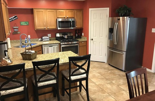 Southern Plantation House | Spacious 4BR Family Retreat Near A&M Campus & Stadium