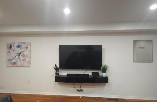 Hurontario House | Spacious 4BR Home in Mississauga