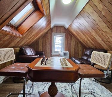 Peterborough Apartment | Spacious 4BR Home, King Loft, Near Hospital, Downtown & Sporting Arena