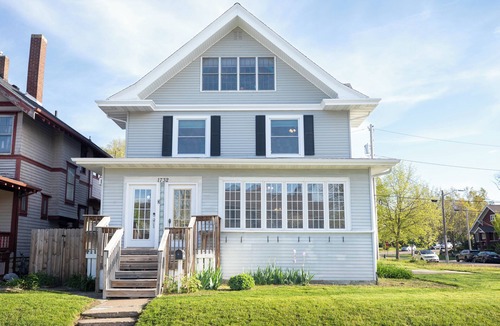 Cedar Rapids House | Spacious 5 BDR, 2.5 BATH - Updated & Prime! Lots of Parking! Sleeps up to 16!