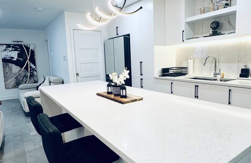 Saint-Hubert Apartment | Spacious 5-bedroom apartment in enjoyable Longueuil with AC