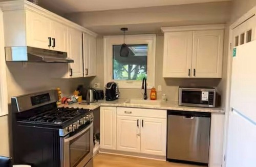 London House | Spacious 5-bedroom bungalow in superb London with AC