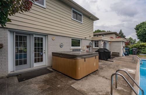 Brampton House | Spacious 5 bedroom home with pool and all-year hot tub. 17 Minutes from YYZ.