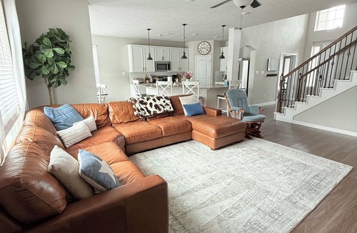College Station House | Spacious 5-bedroom TAMU house in Bryan with WiFi, AC