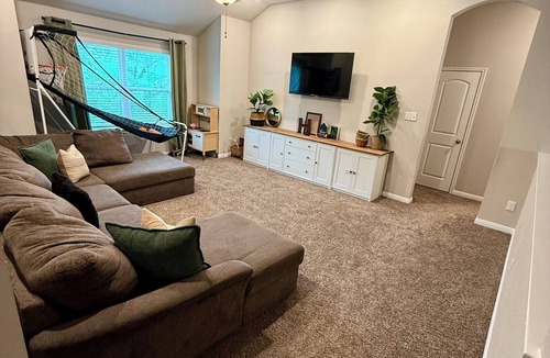 College Station House | Spacious 5-bedroom TAMU house in Bryan with WiFi, AC