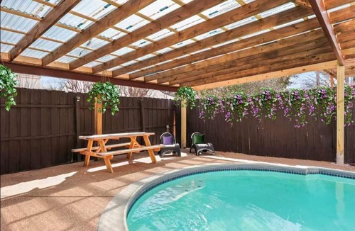 Grand Prairie House | Spacious 5BR 2,5BA Holiday Home with Poo