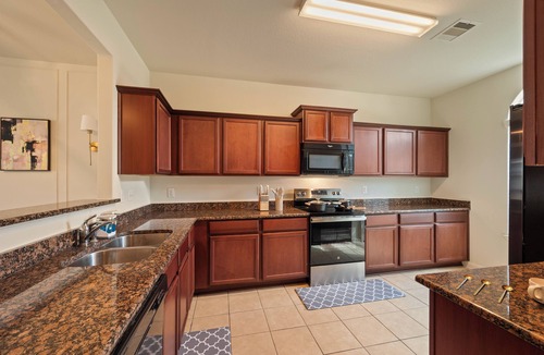 Humble House | Spacious 5BR Home 3.5 Miles to IAH airport Full Kitchen TV & Desk in Every Room