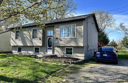 LaSalle House | Spacious 5BR House, Sleeps 10, Tesla Charger, 6 Parking, Pet Friendly