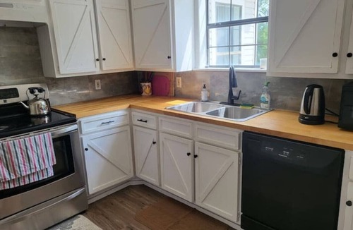 Corsicana House | Spacious 5BR King Beds