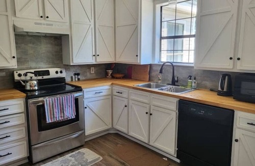 Corsicana House | Spacious 5BR King Beds