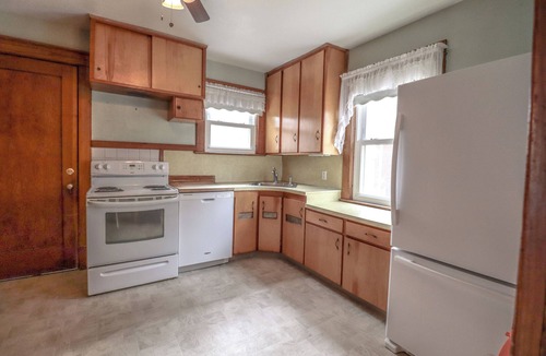 Niagara Falls House | Spacious 6-Bedroom Home Near Niagara Falls & Gorge view Trail