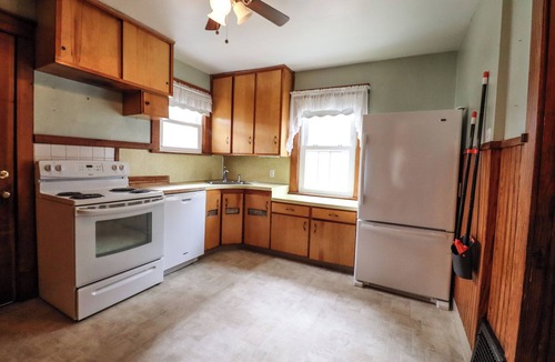 Niagara Falls House | Spacious 6-Bedroom Home Near Niagara Falls & Gorge view Trail