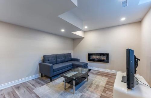 Brampton House | Spacious 7BR Home with Private Yard & Fast WiFi!