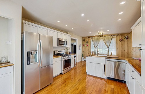 North Star House | Spacious Anchorage Retreat with Separate Studio – Ideal for Groups