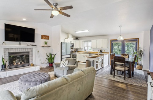 Northeast Anchorage Cottage | Spacious Anchorage Vacation Rental w/ Private Yard