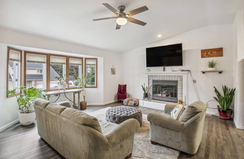 Northeast Anchorage Cottage | Spacious Anchorage Vacation Rental w/ Private Yard