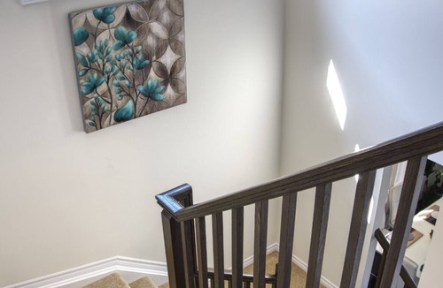 Chapel Hill South House | Spacious and Cozy Room with Private Bathroom in a house with WiFi, AC in Ottawa.